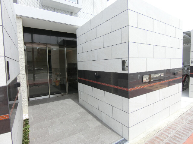 27/30 エントランス