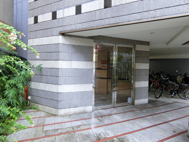 27/30 エントランス