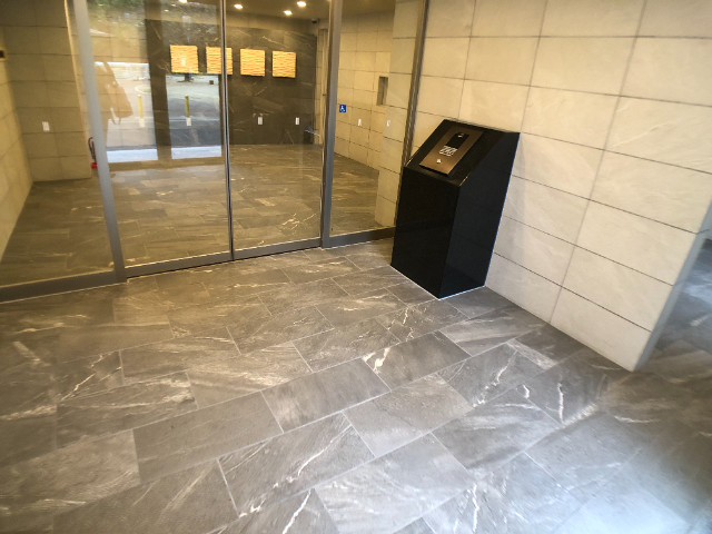 28/30 エントランス