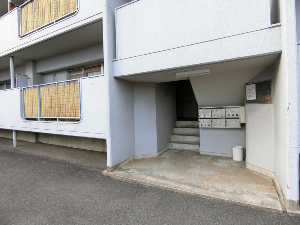 27/30 エントランス