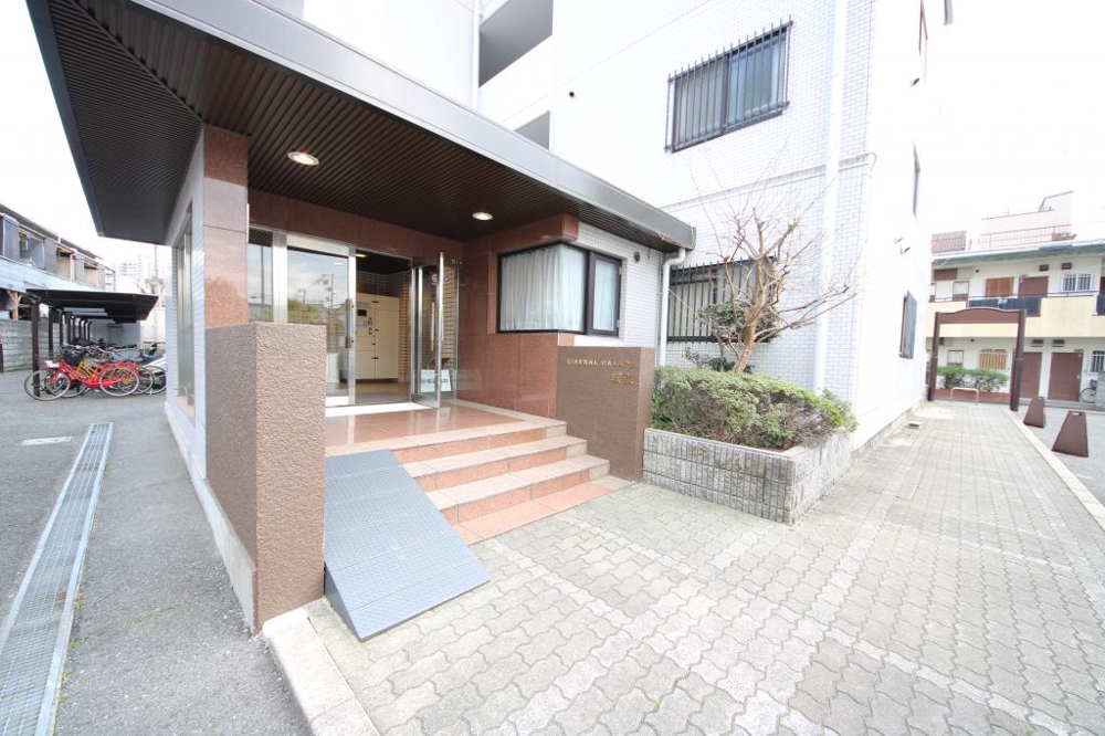 28/30 エントランス