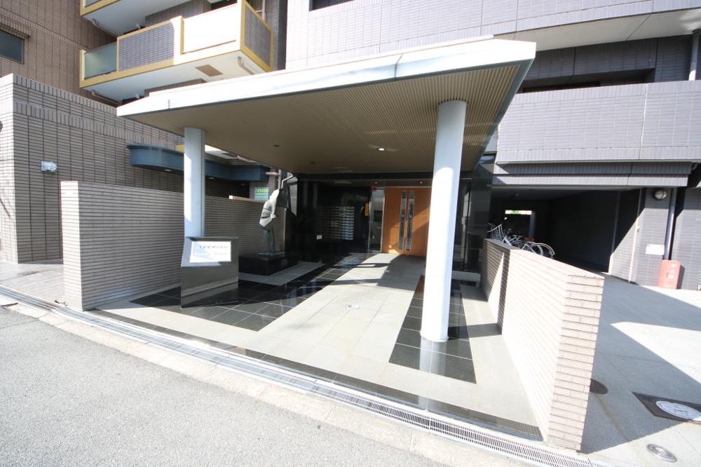 28/30 エントランス