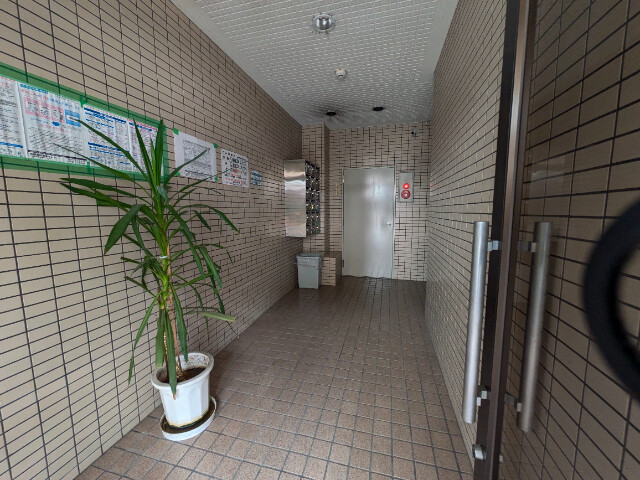 23/30 エントランス