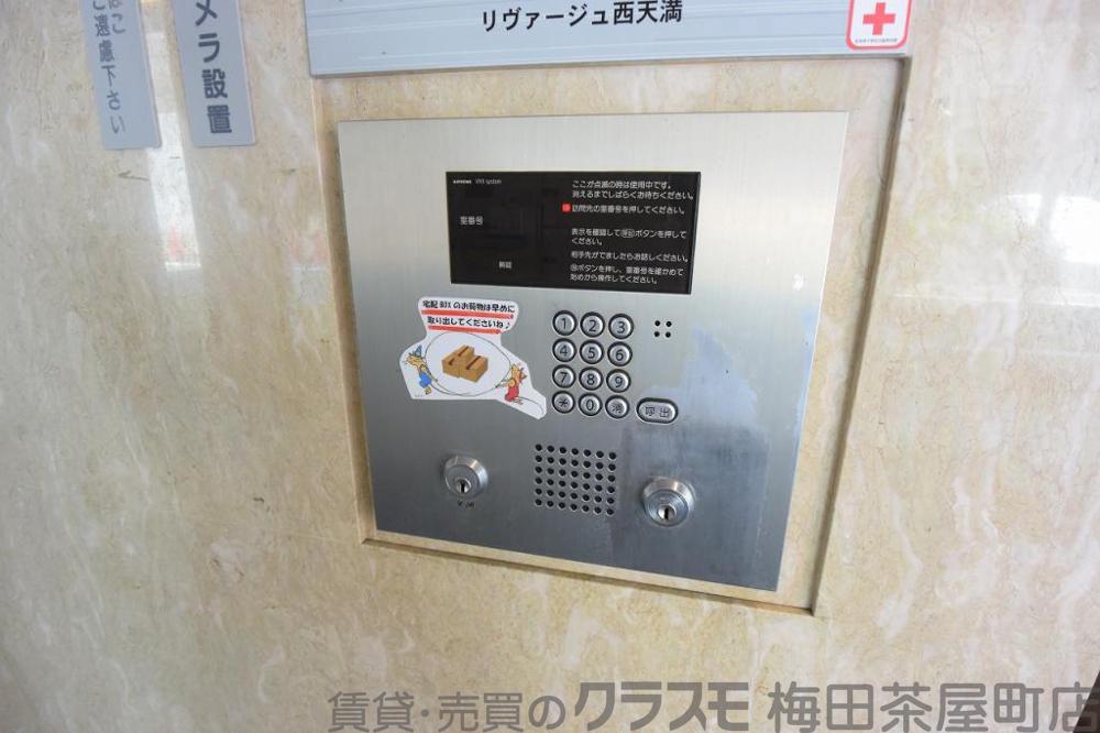 27/30 エントランス