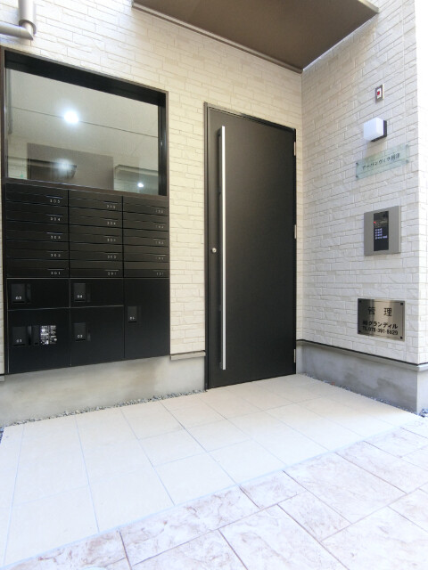 23/28 エントランス