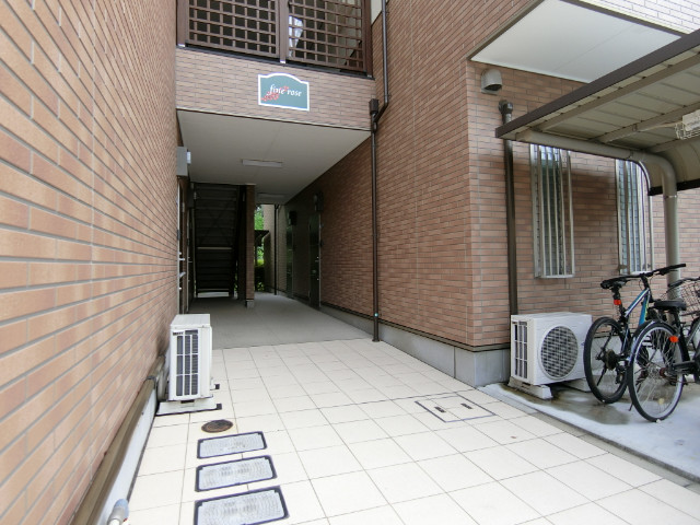 27/30 エントランス