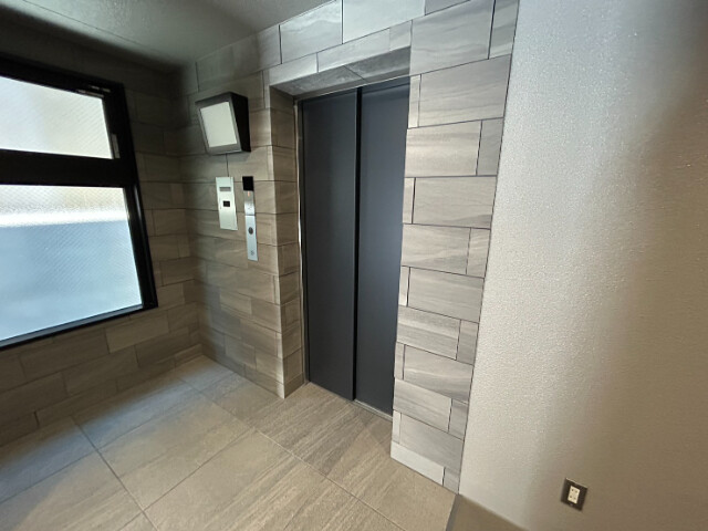 23/24 エントランス