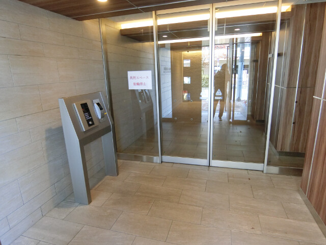 22/27 エントランス