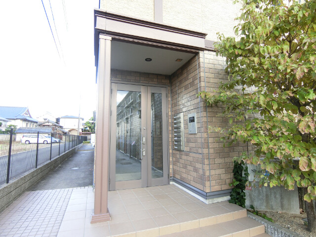 27/30 エントランス