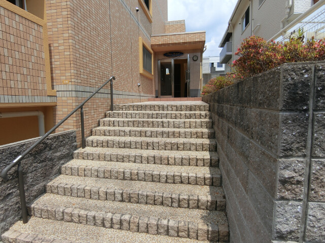 26/30 エントランス