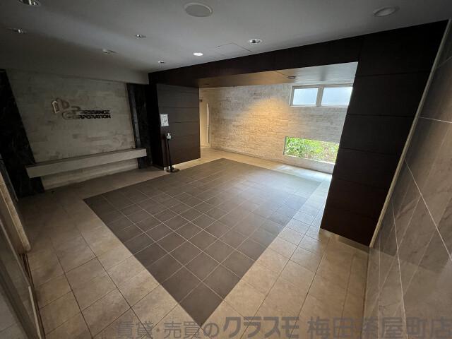 27/30 エントランス