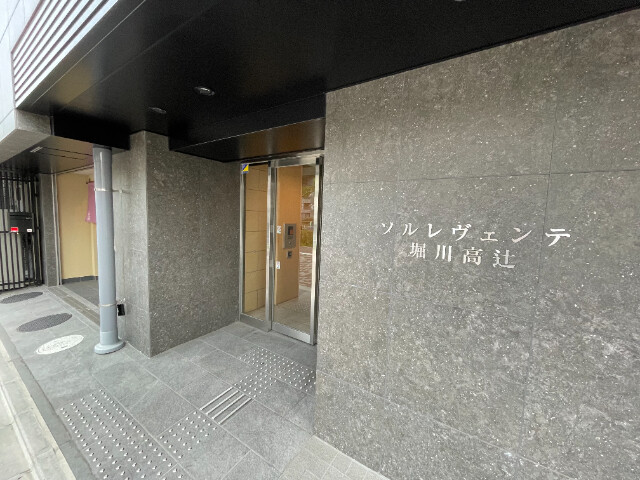 25/26 エントランス