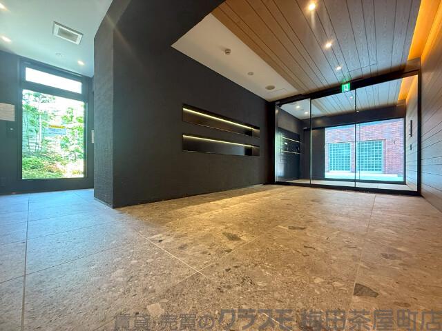 28/30 エントランス