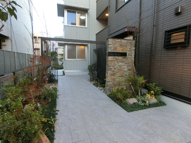 27/30 エントランス