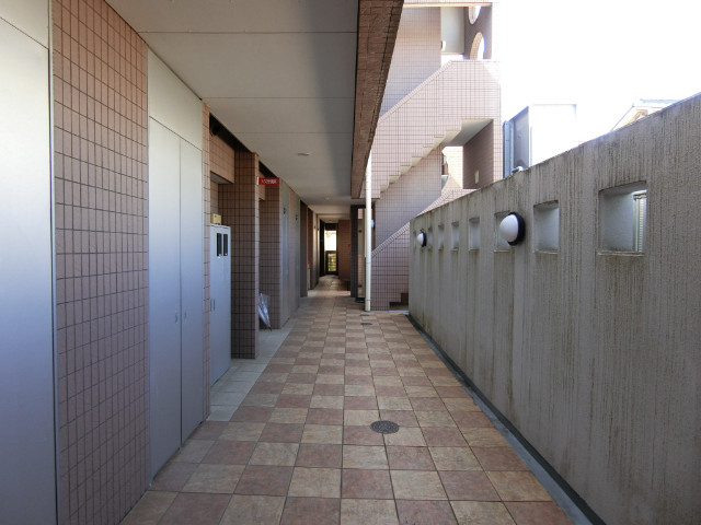 27/30 エントランス