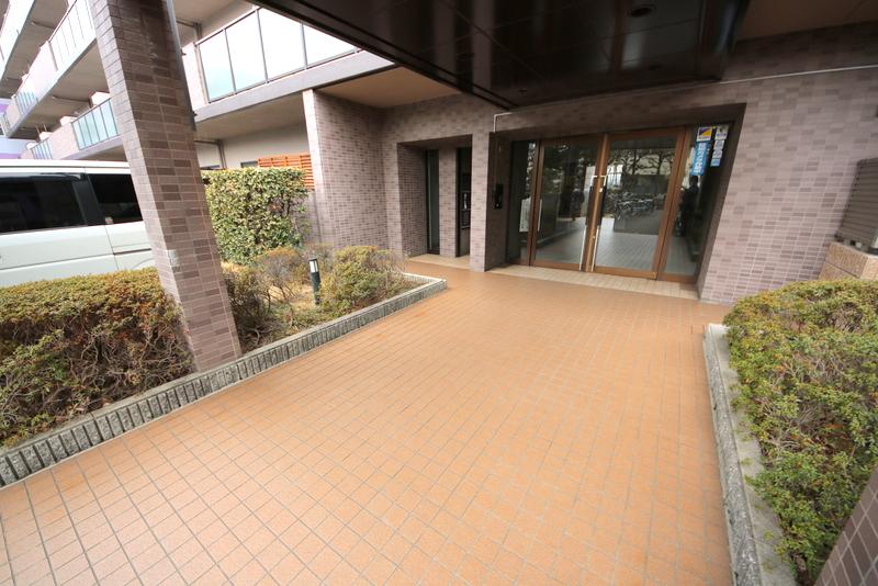 27/30 エントランス