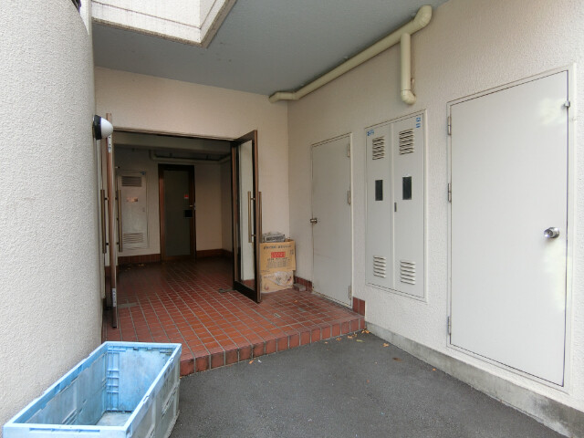 27/30 エントランス