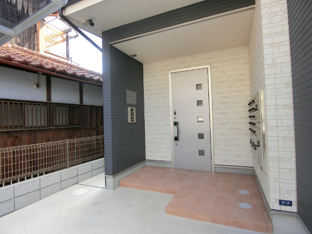 27/30 エントランス