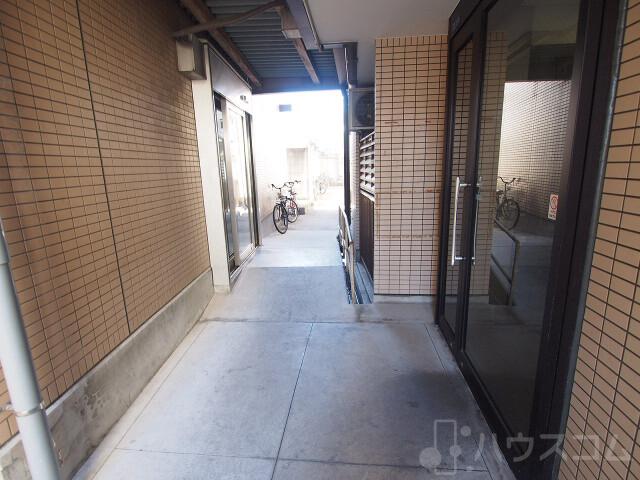 27/30 エントランス