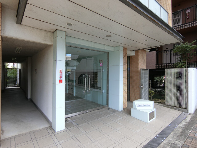 27/30 エントランス