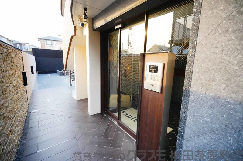 23/30 エントランス