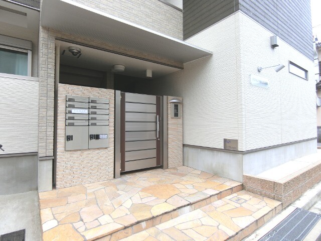 27/30 エントランス