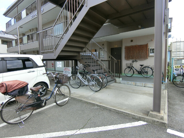 27/30 エントランス