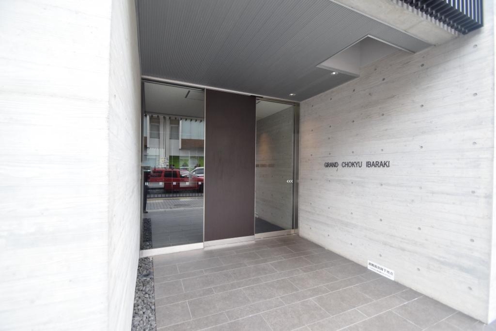 27/30 エントランス