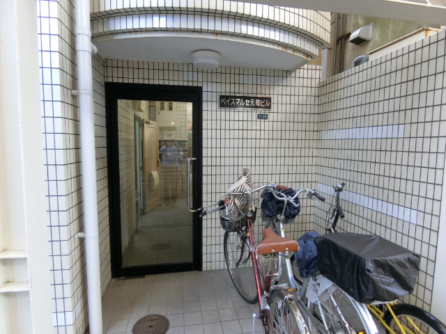 27/30 エントランス