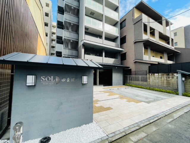 25/26 エントランス