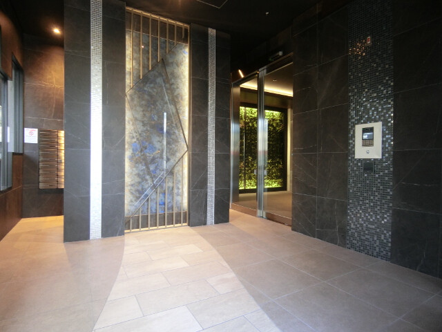 27/30 エントランス