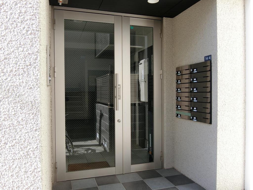 27/30 エントランス