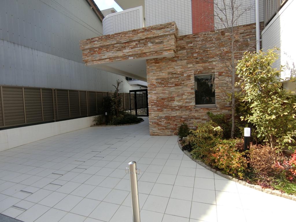 26/30 エントランス