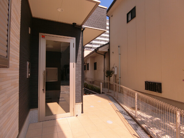 27/30 エントランス