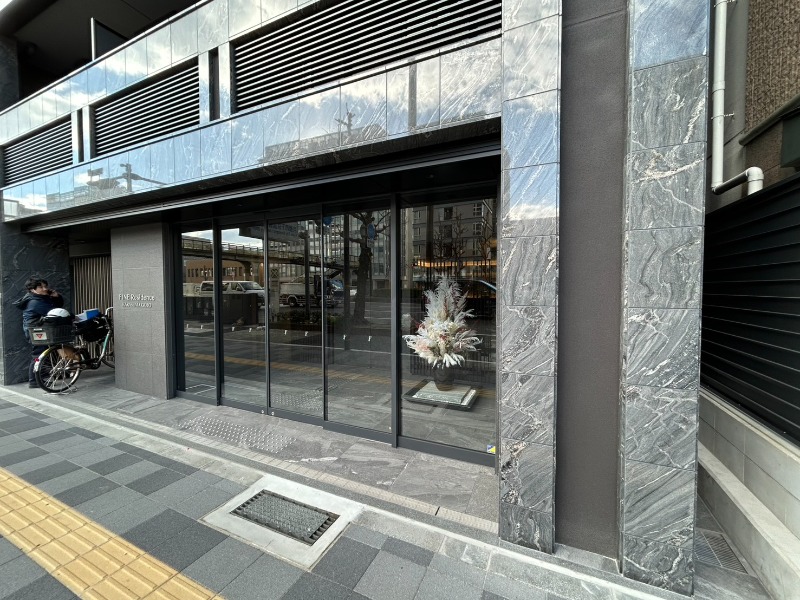 26/27 エントランス