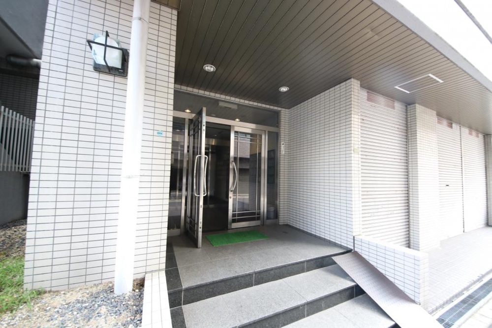 28/30 エントランス