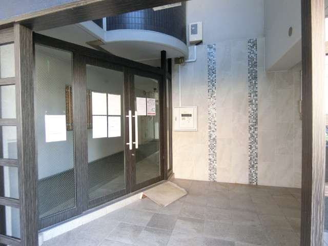 26/30 エントランス