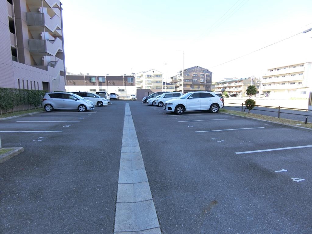 27/30 駐車場