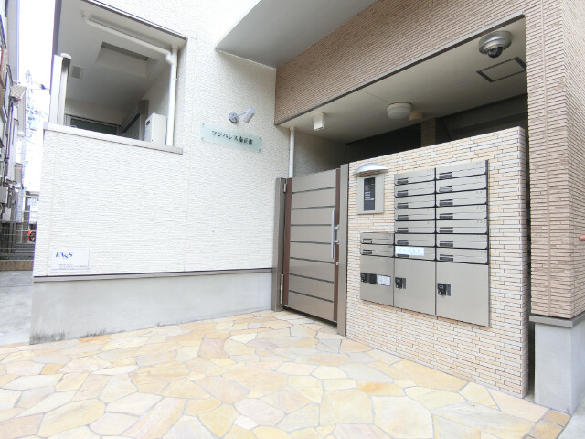 27/30 エントランス