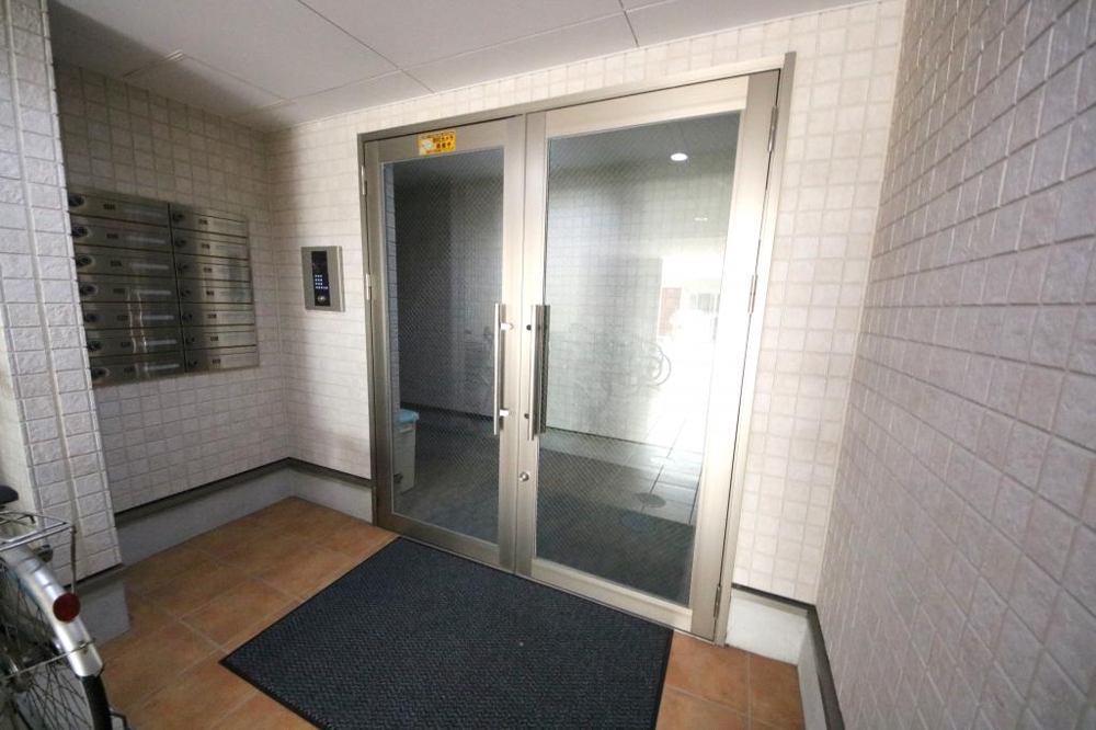 28/30 エントランス