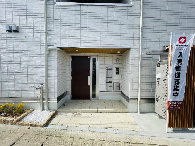 26/27 エントランス