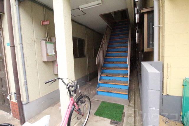 23/30 エントランス