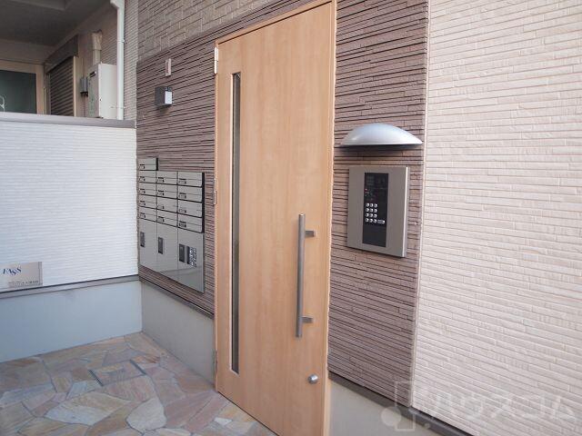 22/27 エントランス