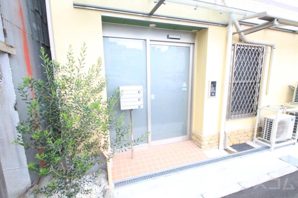 27/30 エントランス