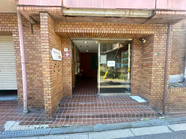 24/30 エントランス