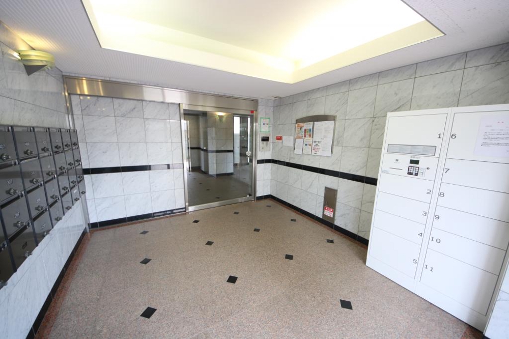 27/30 エントランス