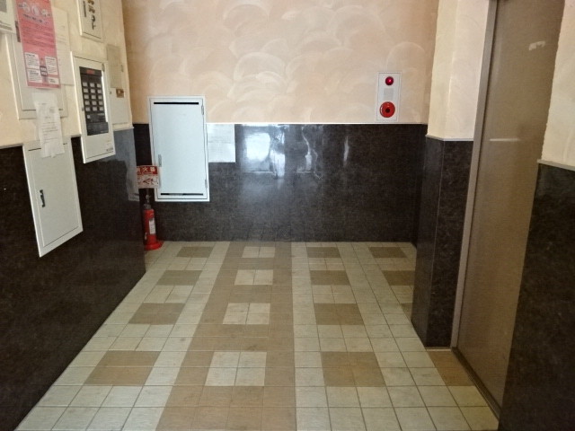 24/30 エントランス