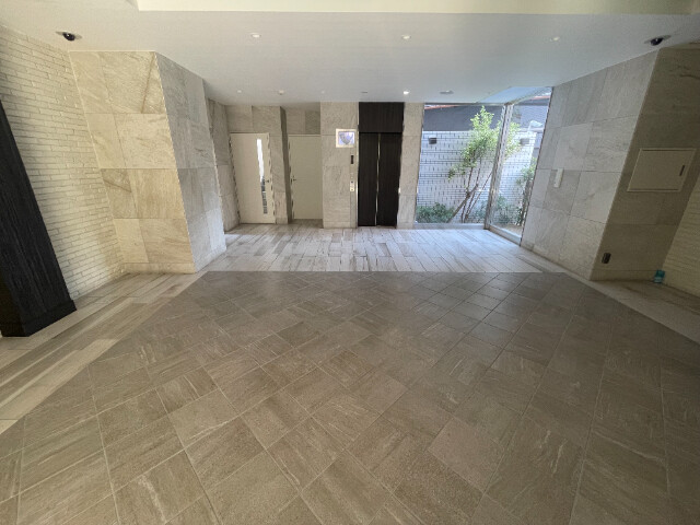 27/30 エントランス