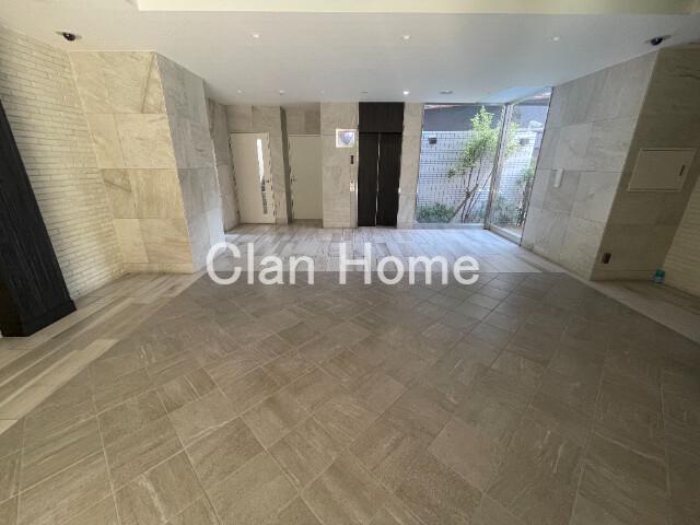 27/30 エントランス