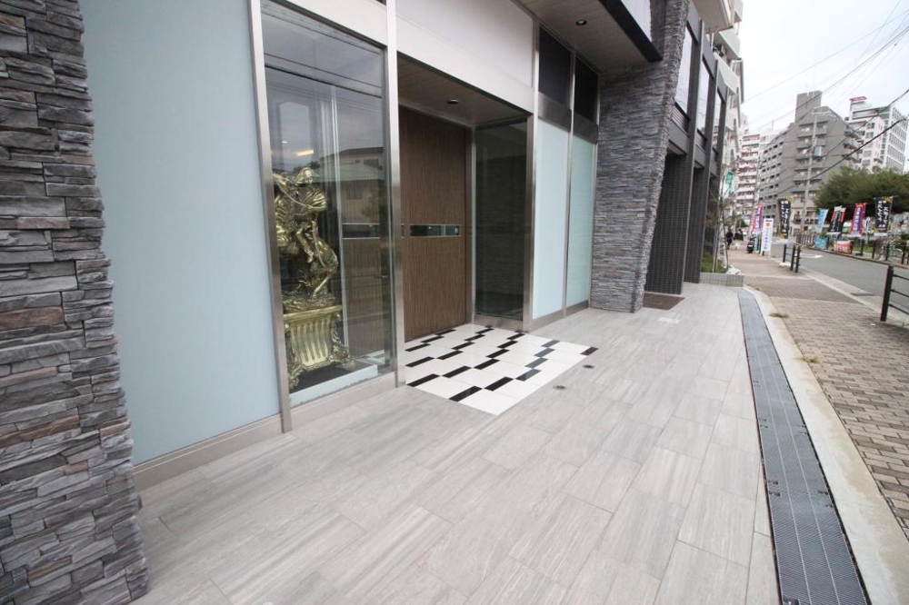 27/30 エントランス